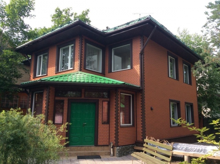 Кирпичный дом, сайдинга под камень